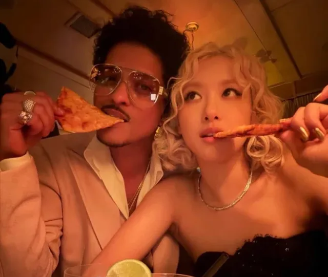 Rosé และ Bruno Mars สวีตกินพิซซ่าหลัง Grammys 🍕