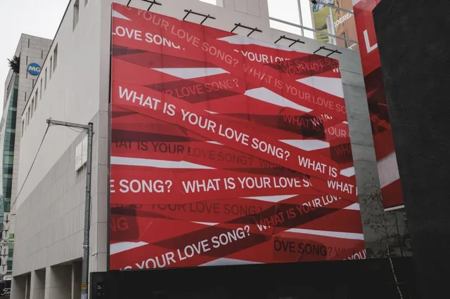 BTS ปล่อยริบบิ้นแดงทั่วกรุงโซล ถาม 'WHAT IS YOUR LOVE SONG?' 🎶