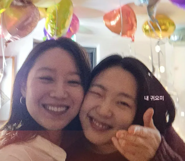 Gong Hyo Jin โชว์มิตรภาพสุดน่ารักกับ Kim Go Eun ในภาพ SNS 🥰