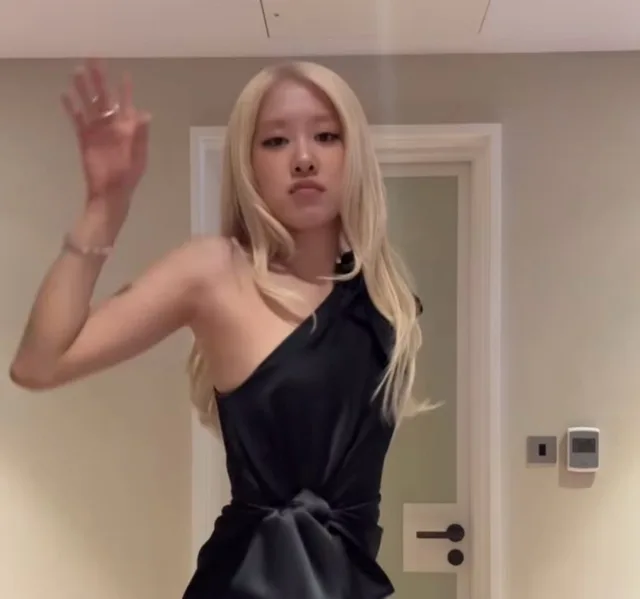 Rosé โชว์ท่าเต้น ‘GO’ ที่แฟนๆ คิดไว้ใน TikTok! 🎉