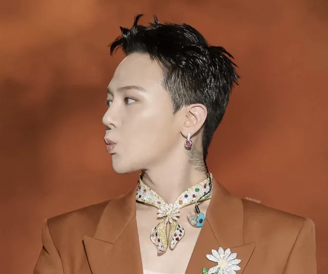 G-Dragon ทักทายปีใหม่ สร้างกระแสโต้เถียงออนไลน์!