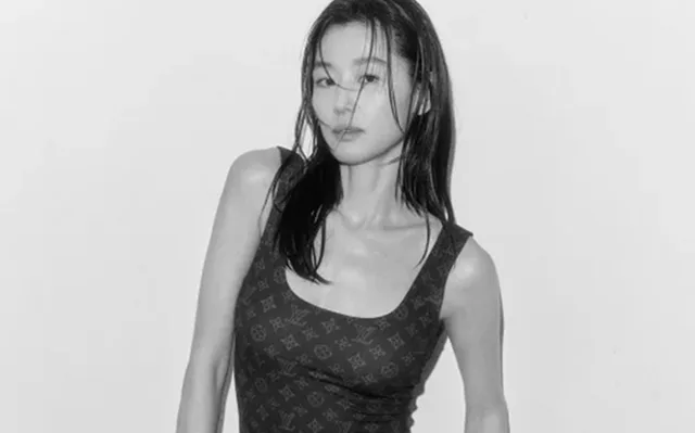 Jun Ji Hyun สวยปังในชุดว่ายน้ำสุดแซ่บ! 🌊
