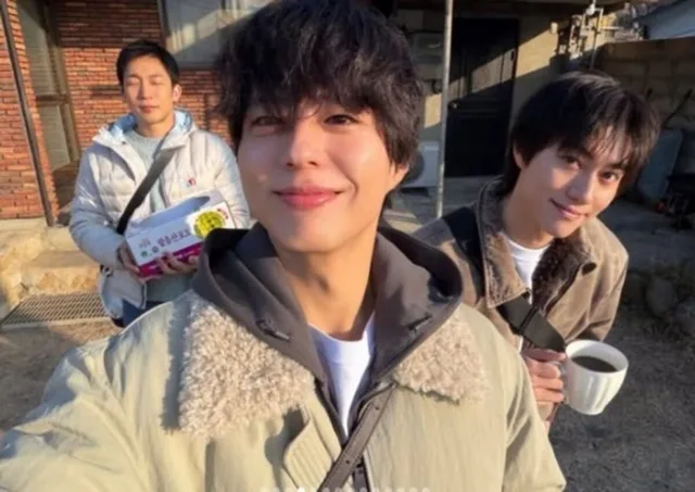 พัค โบ กอม แชร์โมเมนต์อบอุ่นกับเพื่อนนักแสดงใน 'The Village Barber'