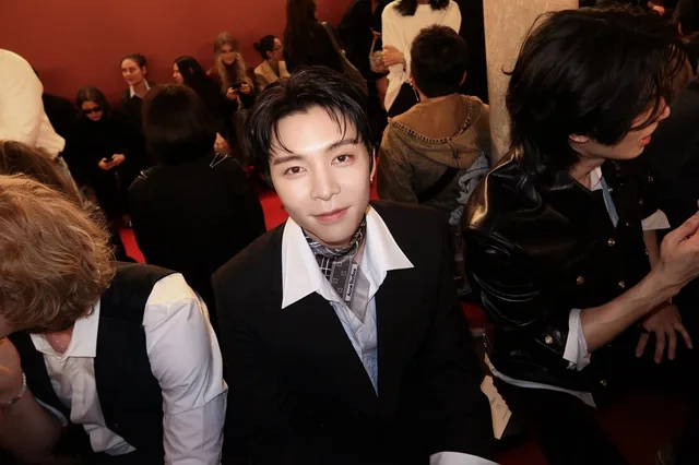 Johnny จาก NCT โดดเด่นใน Paris Fashion Week และขว้างลูกแรกในเกม WBC 2026