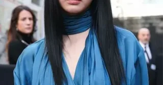 ไอดอลสาวกลายเป็นนักแสดงสร้างความเห็นที่หลากหลายกับชุดแฟชั่นวีค