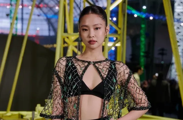 Jennie สวมชุดโปร่งสุดเฉียบในปารีส