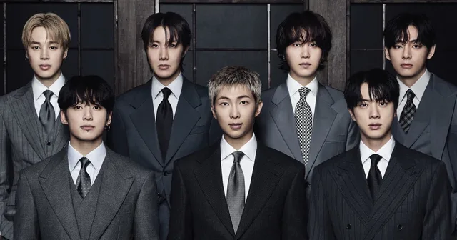BTS เดินตาม 'เส้นทางของพระราชา' ในการแสดงคัมแบ็ค กระตุ้นกระแสตอบรับที่รุนแรง