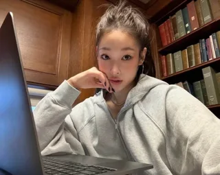 Annie จาก ALLDAY PROJECT แชร์ชีวิตประจำวันที่ Columbia University สไตล์สบายๆ ของเธอได้รับการตอบรับจากแฟนๆ