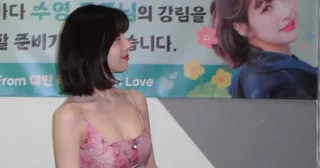 จอยจาก Red Velvet สวยสะดุดตาในชุดเดรสลายดอกสีชมพู