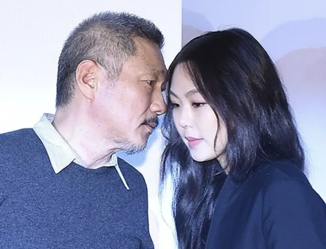 ฮงซังซูและคิมมินฮีถูกพบที่สนามบินพร้อมกับลูกชาย
