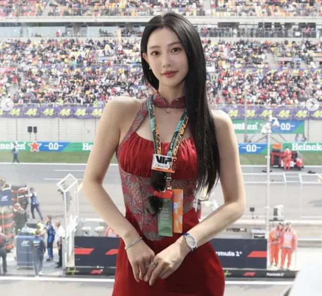 Clara อัปเดตจากงาน F1 สวยสะดุดตาในลุคโดดเด่น