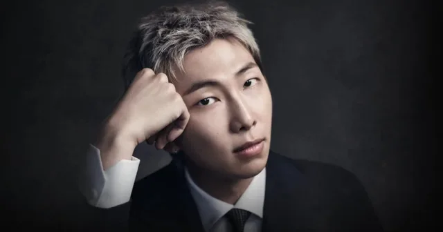 คำพูดเก่าๆ ของ RM BTS เกี่ยวกับการใช้เนื้อเพลงภาษาอังกฤษกลับมาเป็นประเด็นกลางการปล่อยอัลบั้ม