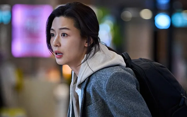 จุนจีฮยอนกลับสู่จอใหญ่หลัง 11 ปีใน 'Colony' ของยอนซังโฮ