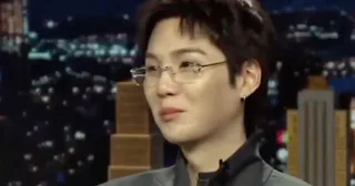 ลูกสาวของ Tablo ใช้การ์ด "อา BTS" ในการเรียน