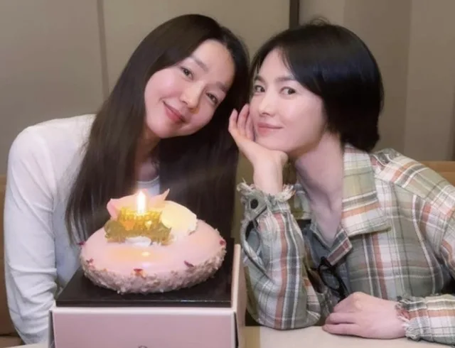 ซงฮเยคโยฉลองวันเกิดลีจินจาก Fin.K.L แสดงให้เห็นมิตรภาพกว่า 30 ปี