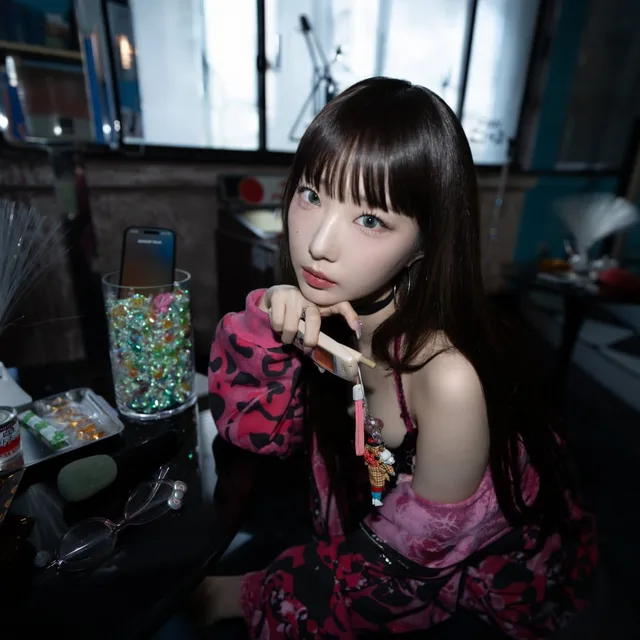 สัมภาษณ์พิเศษ: YEOJIN พูดคุยเกี่ยวกับ 'Lv1' และการค้นหาเสียงของตัวเองในฐานะศิลปินเดี่ยว