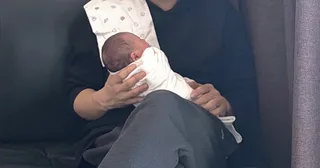 คู่รักนักแสดงต้อนรับสมาชิกใหม่หลังการสูญเสียที่เจ็บปวด