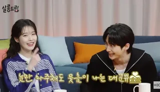 IU และ Byeon Woo Seok เผยเบื้องหลังฉาก 'จูบผนัง' ใน 'Perfect Crown'