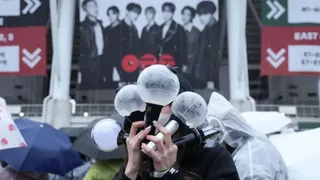 “กับ BTS แม้แต่ฝนก็ยังมีความสุข” เสื้อกันฝนสีม่วงหลั่งไหลที่โกยางสำหรับคอนเสิร์ต 'ARIRANG' ของ BTS