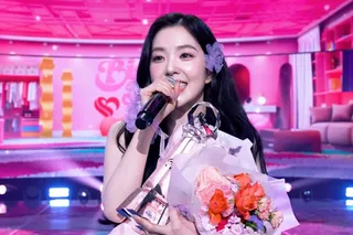 Irene คว้าชัยชนะเดี่ยวครั้งแรกใน "Music Bank" ด้วย "Biggest Fan"