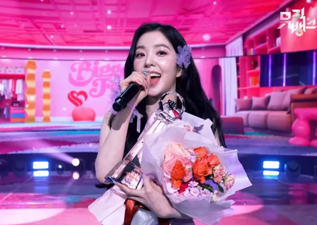Irene จาก Red Velvet คว้าชัยในเพลง "Biggest Fan" พร้อมการแสดงสุดตระการตาในรายการ 'Music Bank' วันที่ 10 เมษายน