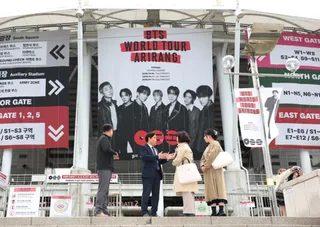 ตำรวจสอบสวนการขโมยกำไลข้อมือเข้าชม 500 ชิ้นที่สถานที่จัดคอนเสิร์ต BTS ในโกยาง