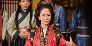 ซงจีฮโยเปลี่ยนลุคหลากหลายในฐานะพิธีกรคนที่สามของ ‘SNL Korea 8’