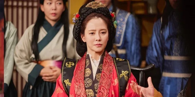 ซงจีฮโยเปลี่ยนลุคหลากหลายในฐานะพิธีกรคนที่สามของ ‘SNL Korea 8’