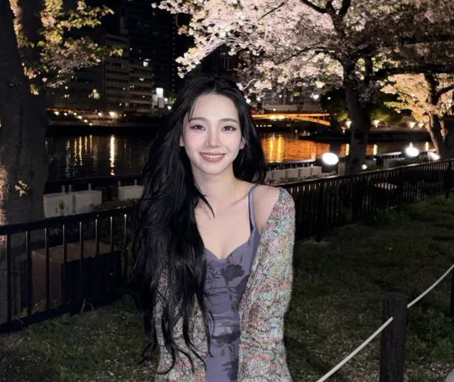Karina aespa ถ่ายภาพฤดูใบไม้ผลิกับดอกซากุระ