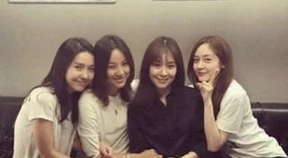 สมาชิก Fin.K.L รวมตัวเพื่อสนับสนุน Lee Hyo Ri หลังสูญเสียคุณพ่อ