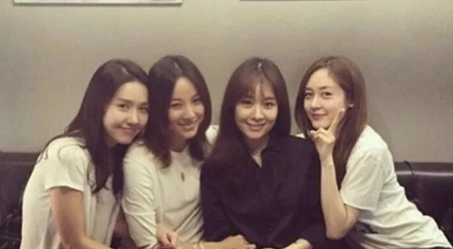 สมาชิก Fin.K.L รวมตัวเพื่อสนับสนุน Lee Hyo Ri หลังสูญเสียคุณพ่อ