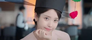 IU สร้างความสนใจใน ‘Perfect Crown’ แต่การตอบรับต่อการแสดงมีหลากหลาย