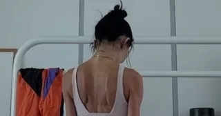 นักแสดงสาวเกาหลีเผยกล้ามท้องและกล้ามหลังชัดเจน