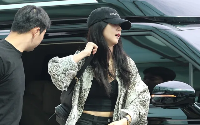 Jisoo วง BLACKPINK ยกเลิกงานแถลงข่าวที่สนามบิน ท่ามกลางข้อถกเถียงเรื่องพี่ชายที่ทวีความรุนแรง