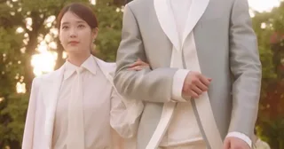 แฟนๆ ช็อก! IU & Byeon Woo Seok จับแขนกันแล้วดูแปลกตาใน “Perfect Crown” ทำเอาชาวเน็ตถกสนั่น!