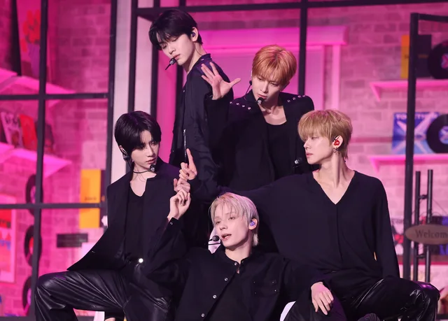 ปังไม่หยุด! TXT และ BTS พาอัลบั้มใหม่ติด TOP 5 Billboard 200 พร้อมกัน!