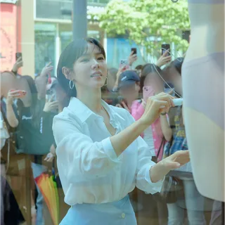 Son Ye Jin สวยสะกดทุกสายตา! เปิดตัวแฟล็กชิปสโตร์ใหม่ที่ชองดัม แฟนคลับกรี๊ดสนั่น!
