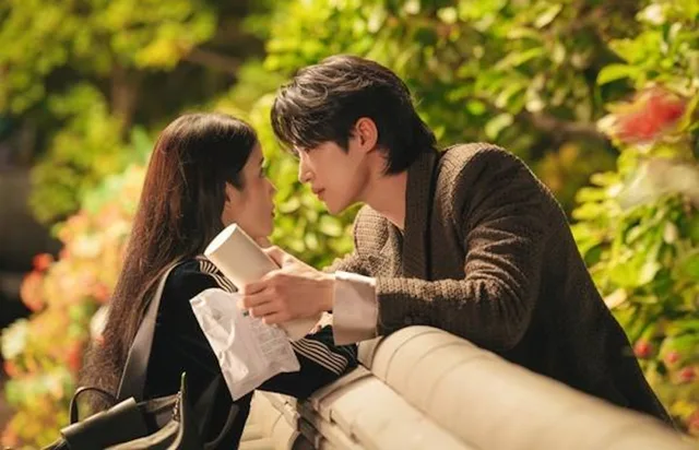 จูบพาเรตติ้งพุ่ง! IU และ Byeon Woo Seok เคมีระเบิดใน ‘Perfect Crown’