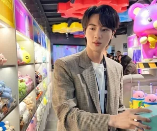 Jin BTS หล่อทะลุ Maple Island! แฟนๆ กรี๊ดสนั่นกับความหล่อระดับ Worldwide Handsome
