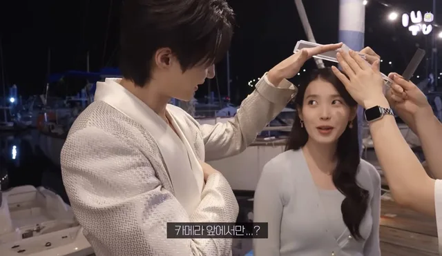 Byeon Woo Seok กางร่มมือให้ IU กลางกองถ่าย ทำเอาแฟนๆ ใจละลาย!