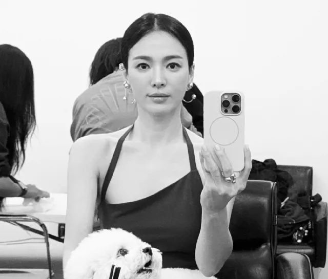Song Hye Kyo อวดโมเมนต์สุดน่ารักกับน้องหมา Ruby ในกองถ่าย