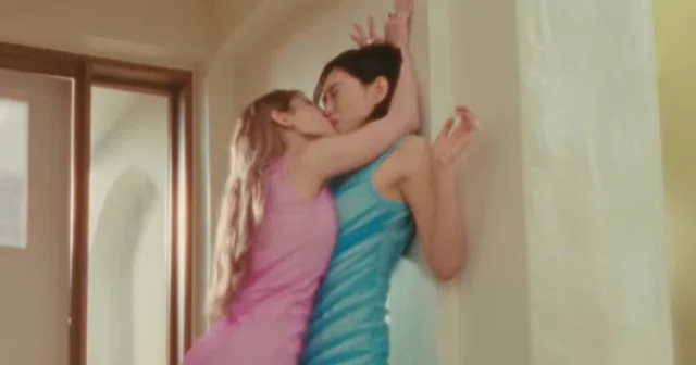 Doyeon วง I.O.I เผยเบื้องหลังฉากจูบ Jeon Somi ที่ทำเอาแฟนๆ ตะลึง!