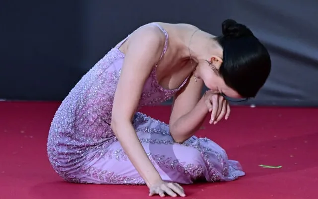 Shin Hyun Been เจออุบัติเหตุชุดเดรสบนพรมแดง Baeksang แต่ยังยิ้มสู้!