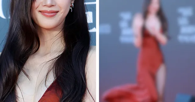 ชุดแดงสุดแซ่บของ Moon Ga Young บนพรมแดง Baeksang Arts Awards จุดประเด็นถกเถียง