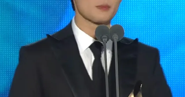 Kim Junsu คว้ารางวัล Baeksang ครั้งแรก แต่คำพูดบนเวทีกลับสร้างประเด็นถกเถียง
