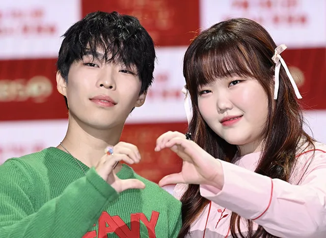 AKMU คว้าอันดับ 1 ในรายการ ‘Show! Music Core’ ด้วยเพลง “Paradise of Rumors” แม้ไม่ได้ขึ้นแสดง!