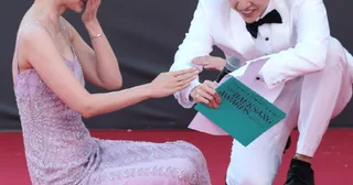 MC ช่วยสถานการณ์ฉุกเฉินบนพรมแดง Baeksang Arts Awards ได้อย่างยอดเยี่ยม!