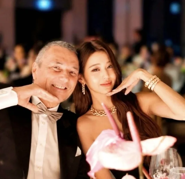Jang Wonyoung ชวน CEO BVLGARI โพสท่าดอกไม้สุดคิ้วท์ ทำเอาแฟนๆ ใจละลาย!