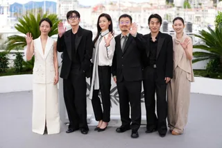 ทีมนักแสดง 'Colony' นำโดย Jun Ji Hyun และ Ji Chang Wook ปรากฏตัวในงาน 'Cannes Photocall' ก่อนฉายรอบปฐมทัศน์
