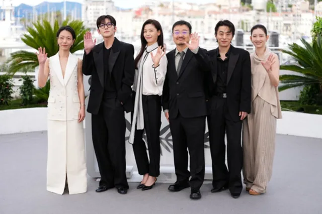 ทีมนักแสดง 'Colony' นำโดย Jun Ji Hyun และ Ji Chang Wook ปรากฏตัวในงาน 'Cannes Photocall' ก่อนฉายรอบปฐมทัศน์